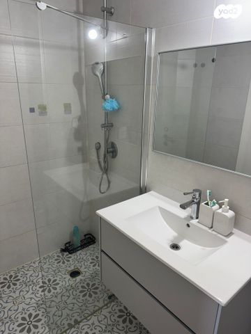 דירה, אריאל שרון, גבעתיים