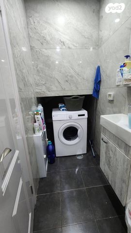 סטודיו/ לופט, מעלה אדומים