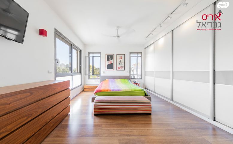 דו משפחתי, מתחם האצבע, הוד השרון