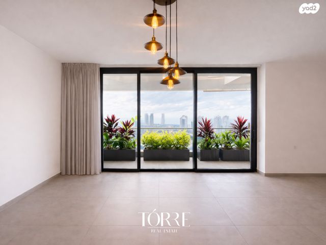 דרך מנחם בגין 158