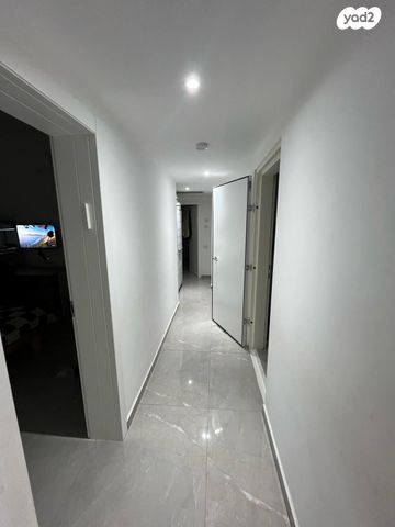 גג/ פנטהאוז, יצחק שמיר, נתיבות