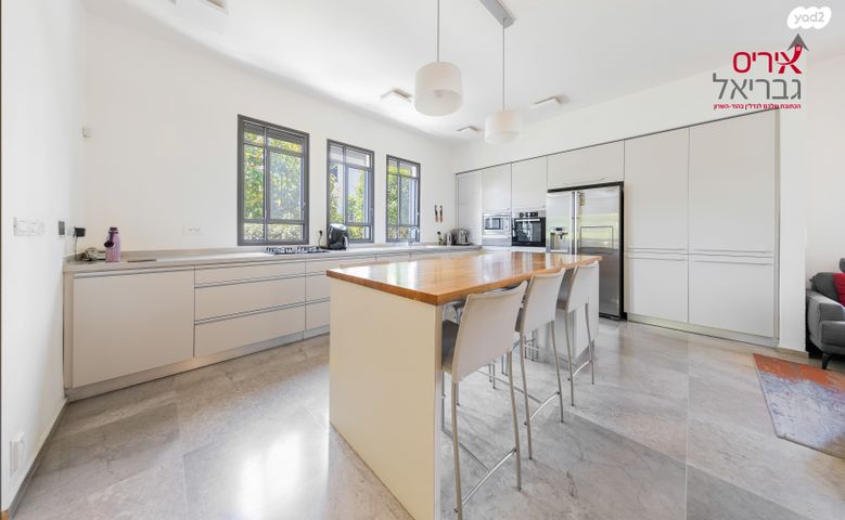 דו משפחתי, מתחם האצבע, הוד השרון