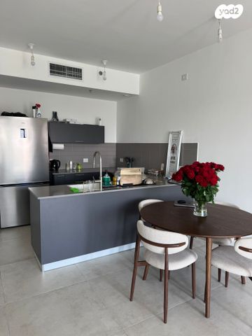 דירה, אריאל שרון, גבעתיים