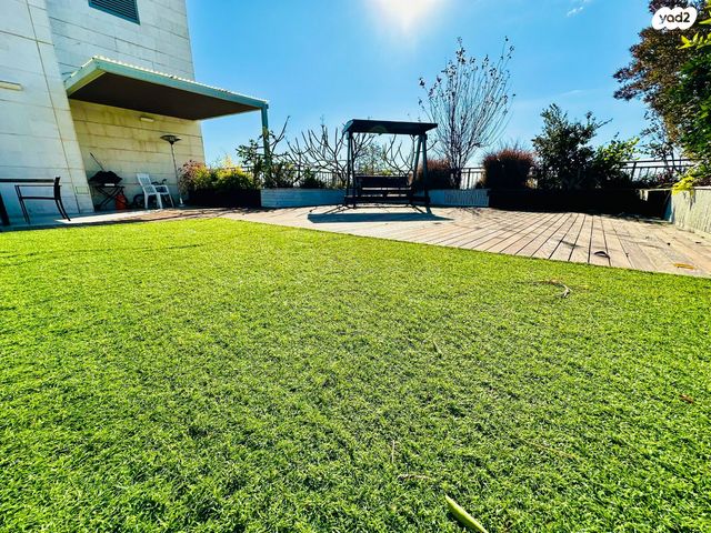 דופלקס, יהודה עמיחי, נווה זמר, רעננה