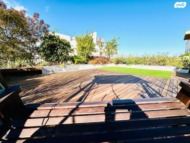 דופלקס, יהודה עמיחי, נווה זמר, רעננה