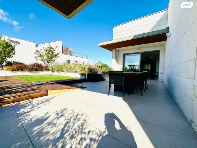 דופלקס, יהודה עמיחי, נווה זמר, רעננה