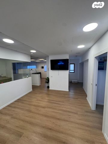 משרדים, המושב, פרדס חנה כרכור