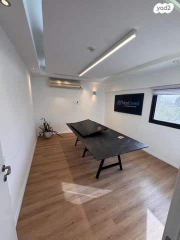 משרדים, המושב, פרדס חנה כרכור