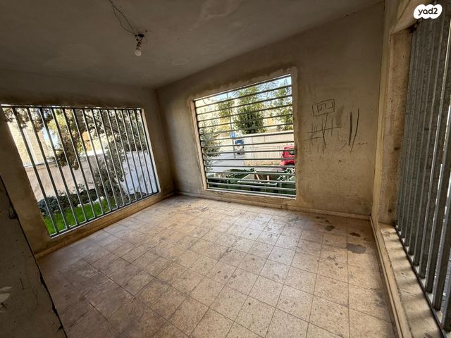 מחסנים, שדרות משה דיין, פסגת זאב, ירושלים