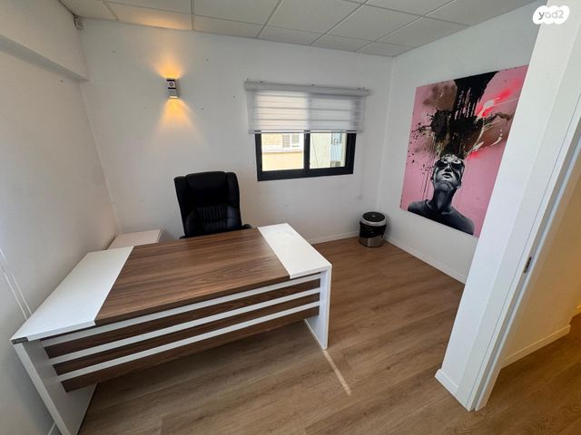 משרדים, המושב, פרדס חנה כרכור