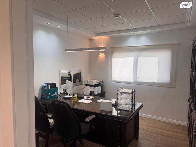 משרדים, המושב, פרדס חנה כרכור