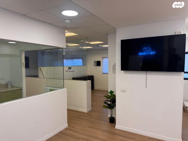 משרדים, המושב, פרדס חנה כרכור