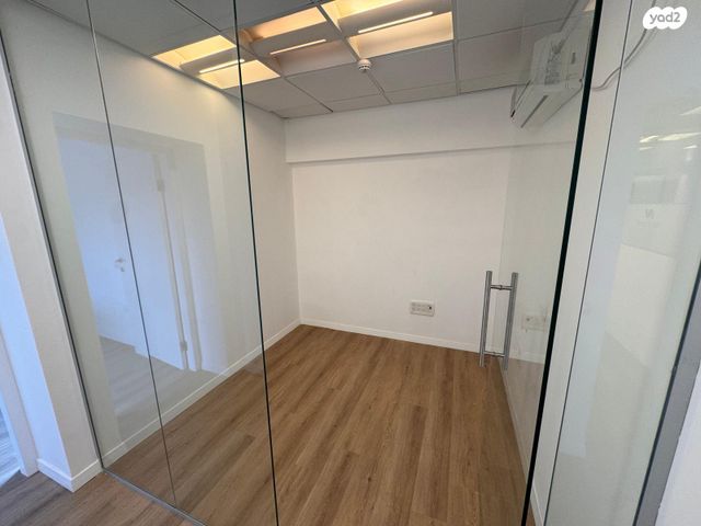 משרדים, המושב, פרדס חנה כרכור