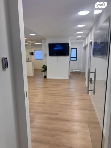 משרדים, המושב, פרדס חנה כרכור