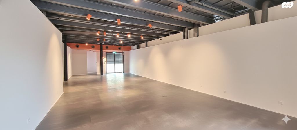 מבני תעשיה, אזור תעשיה נווה נאמן, הוד השרון