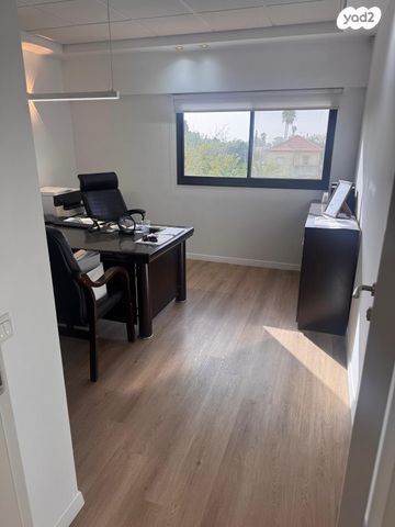 משרדים, המושב, פרדס חנה כרכור