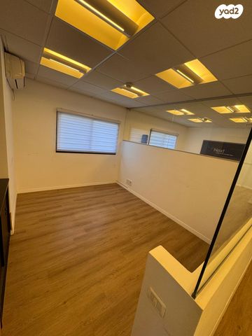 משרדים, המושב, פרדס חנה כרכור