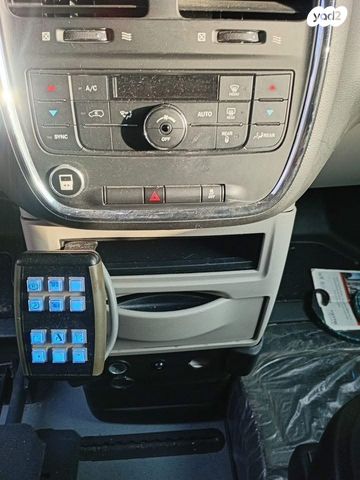 מודעת רכב קרייזלר גראנד וויאג'ר