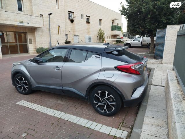 מודעת רכב טויוטה C-HR