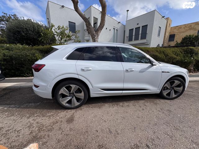 מודעת רכב אאודי E-tron