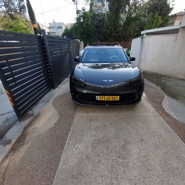 מודעת רכב ג'נסיס GV60