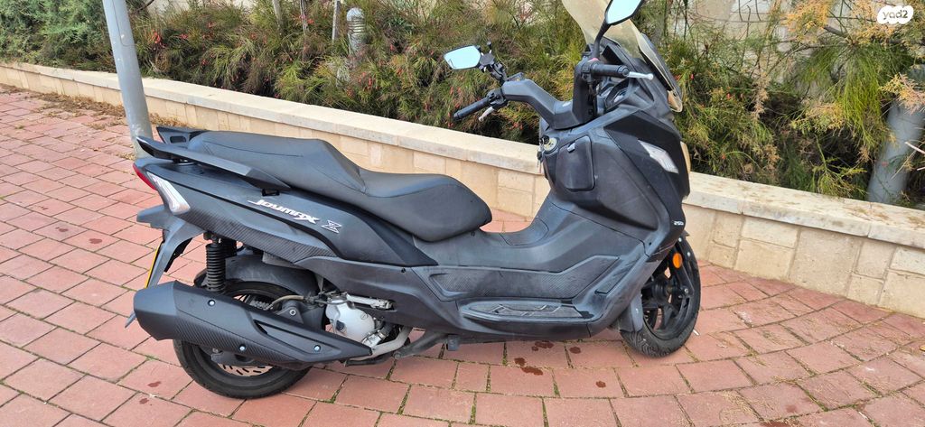 מודעת רכב סאן יאנג ג'וי-מקס Z-250