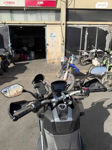 מודעת רכב סאן יאנג ADX400