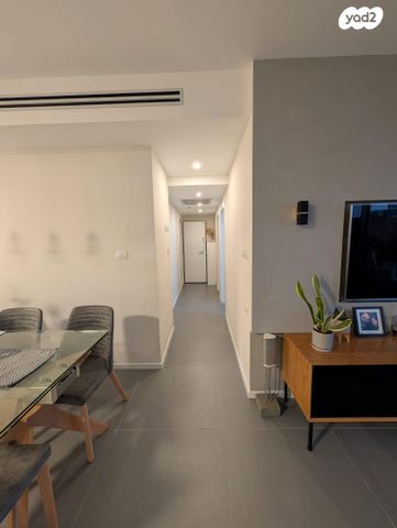 יונתן רטוש 10