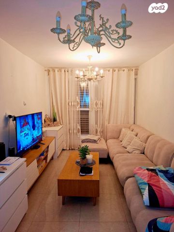 דירה, הגיבורים, חדרה