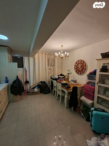 דירה, הגיבורים, חדרה