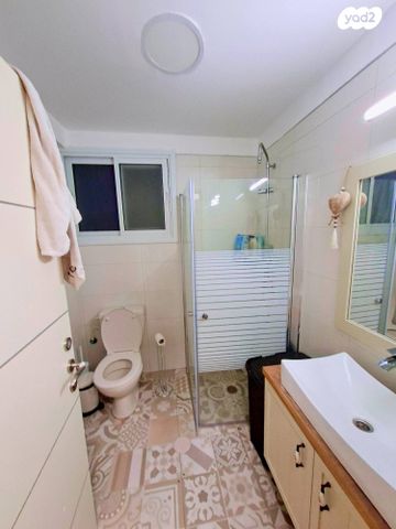 דירה, הגיבורים, חדרה