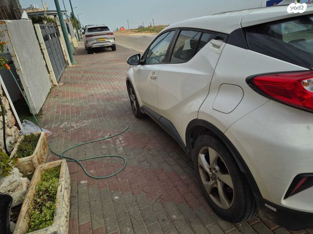 מודעת רכב טויוטה C-HR