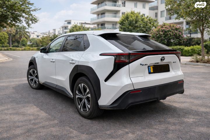 מודעת רכב טויוטה bZ4X