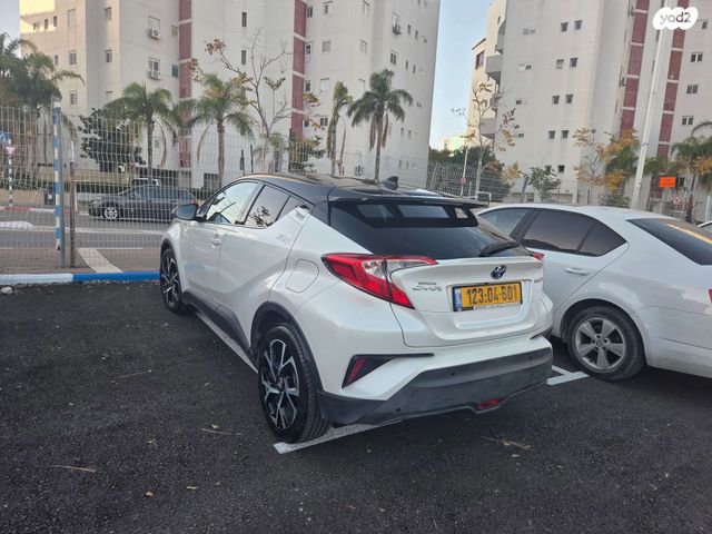 מודעת רכב טויוטה C-HR