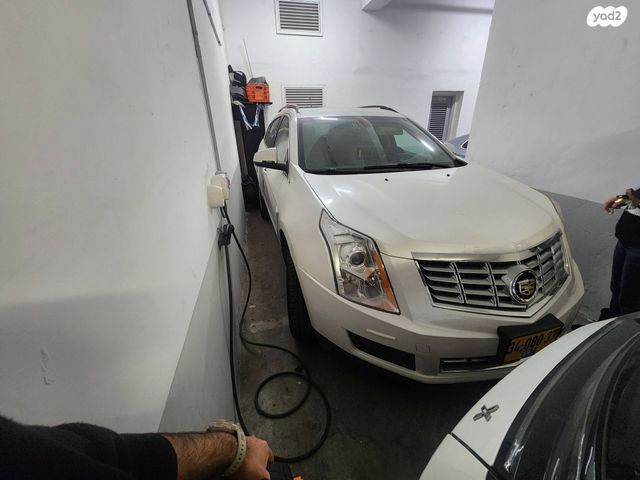 מודעת רכב קאדילק SRX