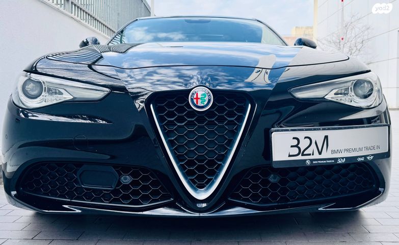 מודעת רכב אלפא רומיאו ג'וליה 2