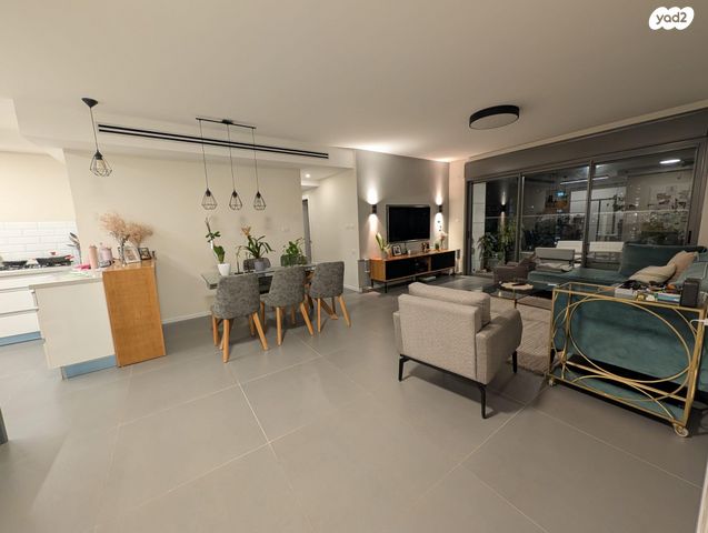 יונתן רטוש 10