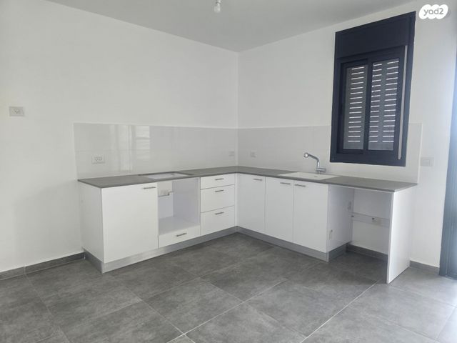 לאה גולדברג 