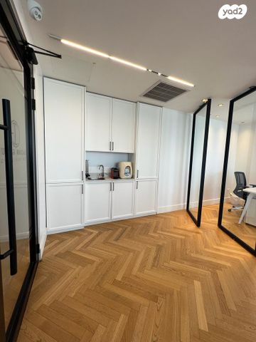 דרך מנחם בגין 156