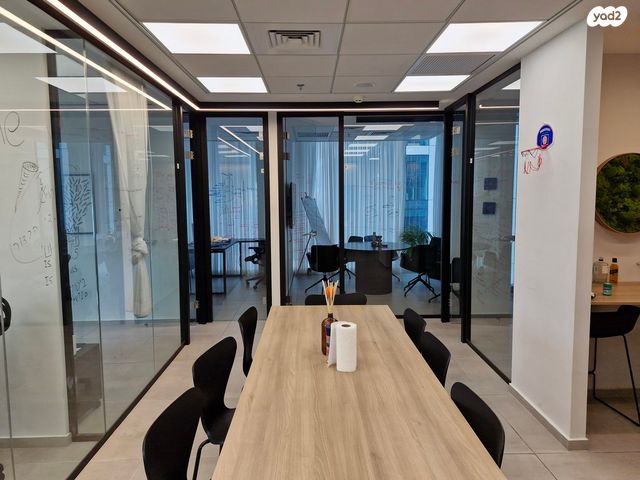 מונטיפיורי, הרכבת