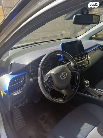 מודעת רכב טויוטה C-HR