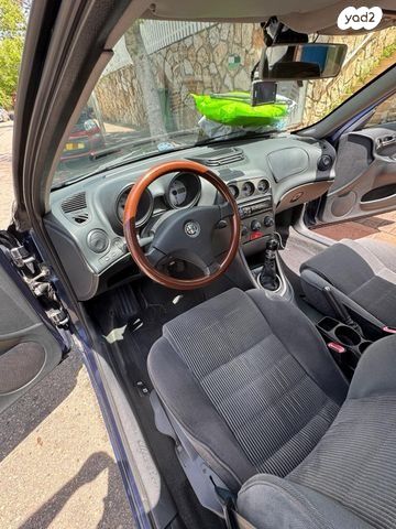 מודעת רכב אלפא רומיאו 156