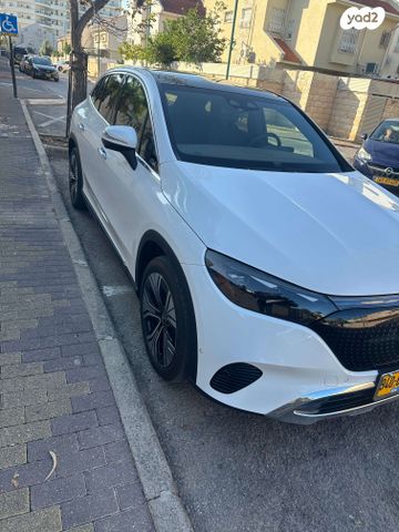 מודעת רכב מרצדס-בנץ EQE SUV