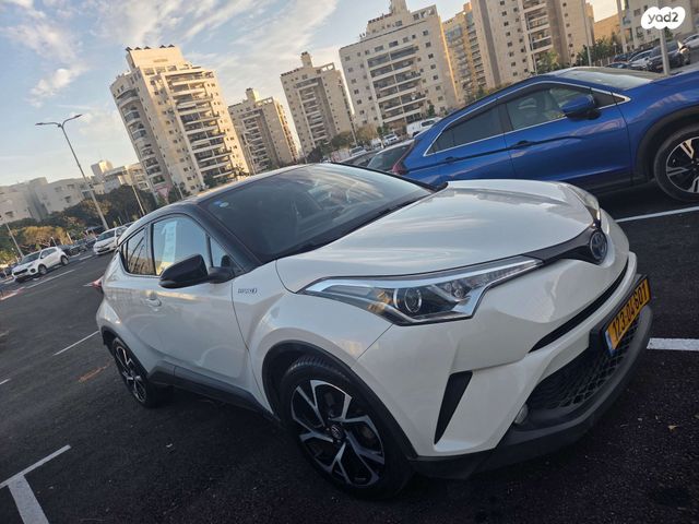 מודעת רכב טויוטה C-HR