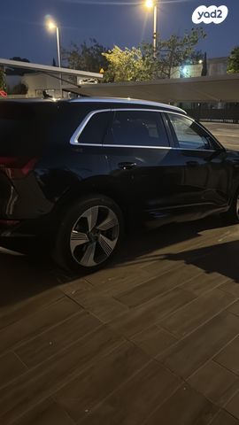 מודעת רכב אאודי E-tron