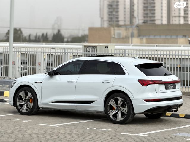 מודעת רכב אאודי E-tron 2
