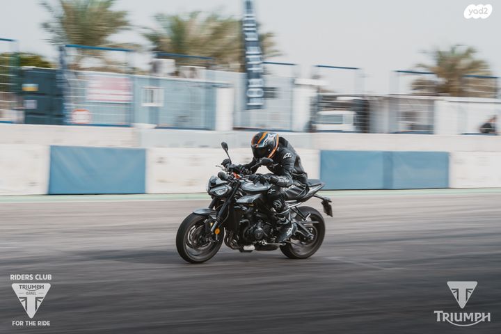 מודעת רכב טריומף Street Triple R