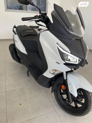 מודעת רכב סאן יאנג ג'וי-מקס Z-300