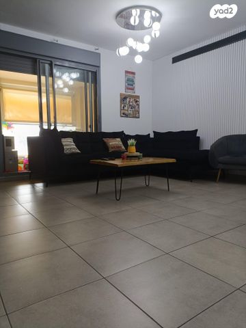 שושנה דמארי 16