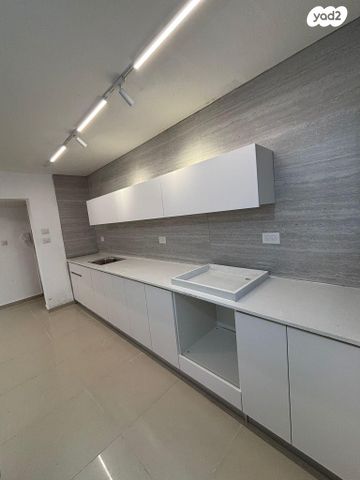 יורדי הסירה 14